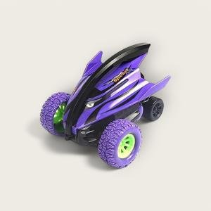 سيارة ستانت ذات محرك مزدوج مع عيون عدوانية وإطارات ملونة