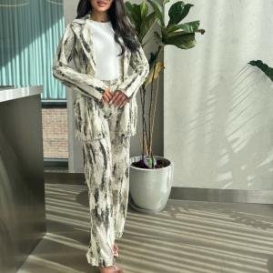 طقم بدلة أنيق بتدرجات فنية ورسومات فرشاة