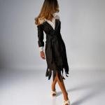 فستان بليزر مونوكروم بحواف منحوتة مع تفاصيل فرينج