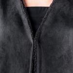 عباية شتوية مصنوعة من الشامواه مع صوف على الأكمام