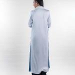 معطف طويل أبيض مع لمسات الدينم