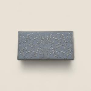 ظرف مطرز بنقوش زهرية أنيقة