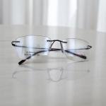 نظارة تنفيذية بدون إطار من التيتانيوم الفضي مع أذرع فائق النحافة