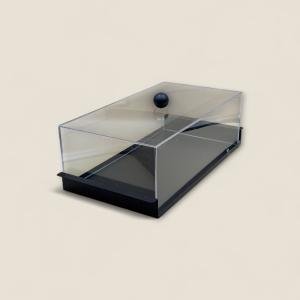 علبة كيك مستطيلة من الأكريليك بقاعدة سوداء