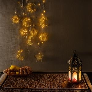 فانوس رمضان مع زينة على شكل هلال ونجمة