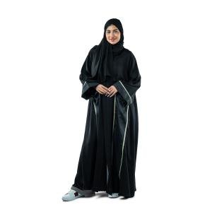 عباية كلاسيكية مطرزة بحافة من الدانتيل مع شال