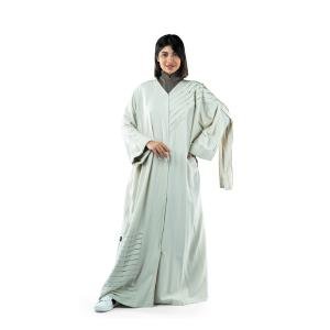 عباية فاخرة بأكمام واسعة وتفاصيل أنيقة
