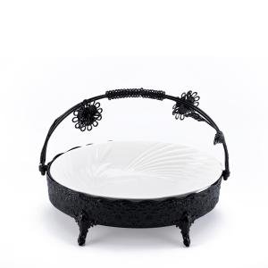 صينية تقديم دائرية مصنوعة من البورسلين بقاعدة حديدية ومقبض