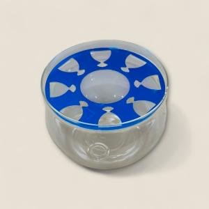 وعاء زجاجي شفاف مع فاصل أزرق