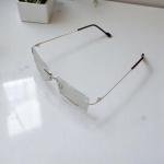 نظارة بدون إطار مصنوعة من التيتانيوم فائق الخفة مع جسر ذهبي