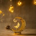 مصباح ليلي مزخرف على شكل هلال ذهبي