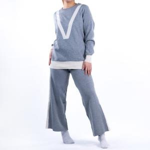 طقم سوت تريكو أنيق مع تصميم "V" باللون الأبيض في الأمام