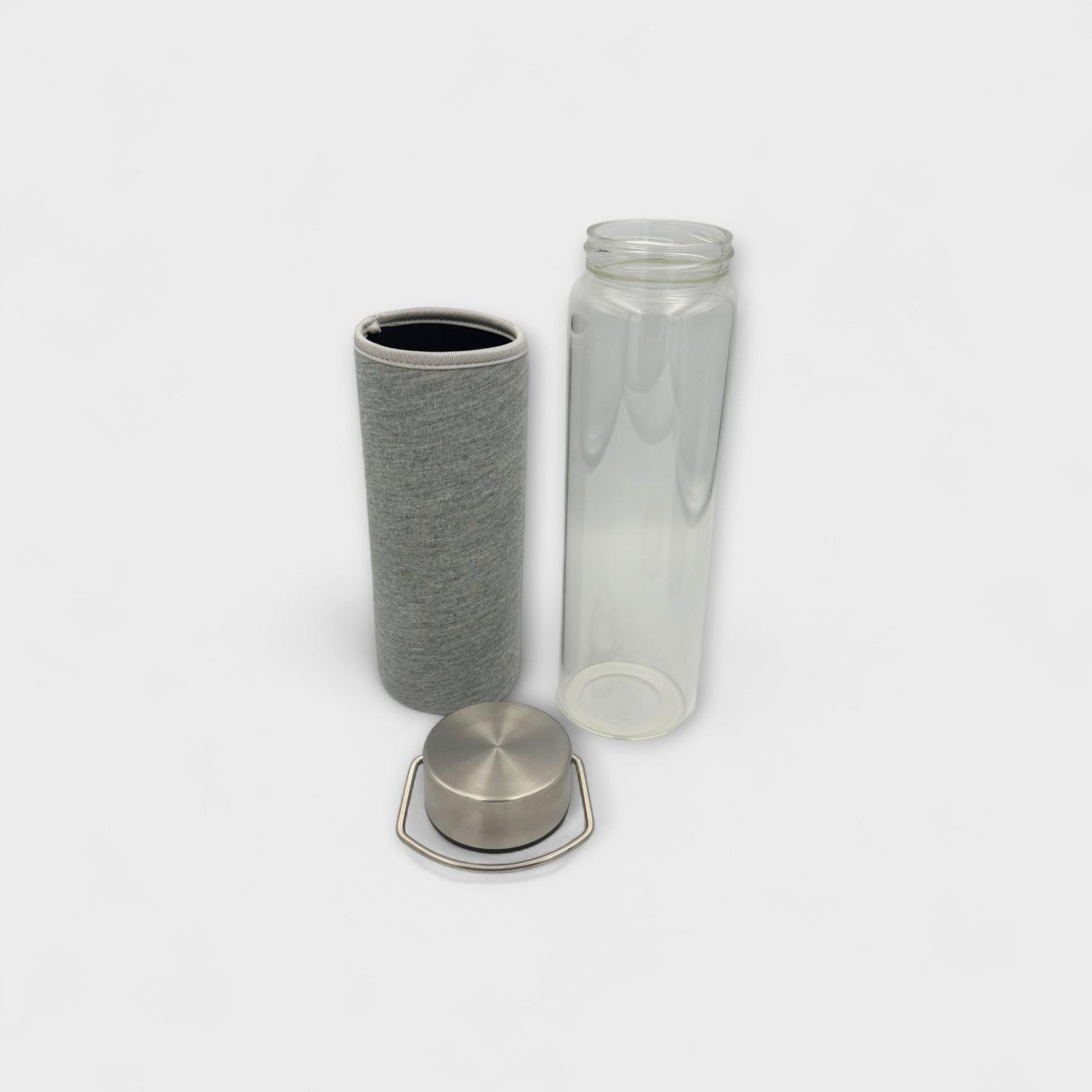 زجاجة مياه أنيقة من الزجاج مع غطاء قماشي رمادي وغطاء ستانلس ستيل