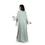 عباية فاخرة بأكمام واسعة وتفاصيل أنيقة