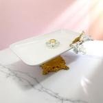 طبق مستطيل سيراميك مزخرف بفراشة على قاعدة ذهبية