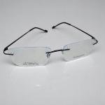 نظارة تنفيذية بدون إطار من التيتانيوم الفضي مع أذرع فائق النحافة