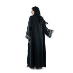 عباية كلاسيكية مطرزة بحافة من الدانتيل مع شال