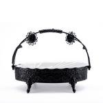 صينية تقديم دائرية مصنوعة من البورسلين بقاعدة حديدية ومقبض