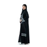 عباية فاخرة مطرزة بتفاصيل من الدانتيل مع وشاح