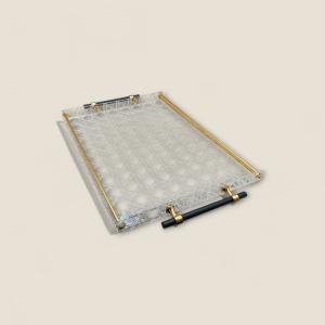 صينية أكريليك شفافة بمقابض ذهبية وسوداء