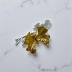 طبق مستطيل سيراميك مزخرف بفراشة على قاعدة ذهبية