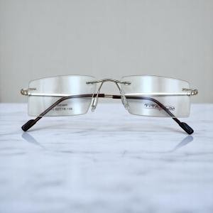 نظارة بدون إطار مصنوعة من التيتانيوم فائق الخفة مع جسر ذهبي