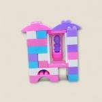 لعبة مكعبات بناء مع دمية