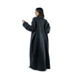 عباية مزخرفة باللون الأسود مع بروش مزخرف مع وشاح