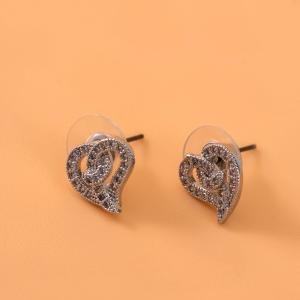 طقم عقد وأقراط بعقدة قلب مرصّع بأحجار الراين