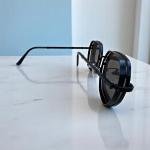 نظارة الشمس الرجالية بتصميمها الهندسي العتيق