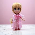 دمية ماي الفتاة الصغيرة بملابس تنكرية تنورة وردية وعصابة رأس الهدية المثالية للأطفال دمية قابلة للجمع وصديقة للعب