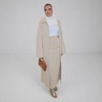 طقم تنورة وترنش بأزرار أمامية مع ياقة كلاسيكية وشق أمامي أنيق