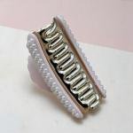 مشبك شعر مرصع باللؤلؤ – بتصميم قوقعي وأسنان ذهبية