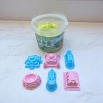 مجموعة بناء القلعة الرملية السحرية طقم لعب بالرمل مع أشكال مصبوبة في وعاء تخزين