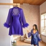 في آي بي طقم قميص نوم ساتان مزين بالدانتيل مع روب شفاف وأكمام من الريش