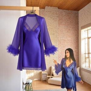 في آي بي طقم قميص نوم ساتان مزين بالدانتيل مع روب شفاف وأكمام من الريش