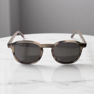 نظارة شمسية بإطار Panto كلاسيكي بلون بني سموكي