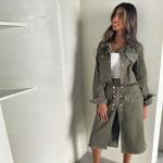 بدلة بليزر قصير مع تنورة بأزرار بارزة