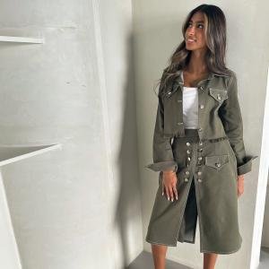 بدلة بليزر قصير مع تنورة بأزرار بارزة