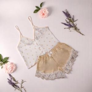 VIP طقم بيجامة نسائي من الساتان بطبعة قلوب – توب أبيض بشريط دانتيل بيج وشورت