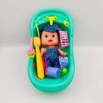 دمية مع حوض استحمام وإكسسوارات