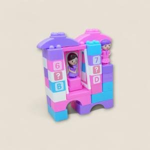 لعبة مكعبات بناء مع دمية