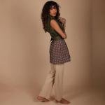 جيليه للسيدات بحزام بدون أكمام مع تنورة ذات ثنيات هندسية