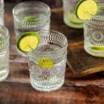 طقم إبريق زجاجي مع تصميم منقوش – 6 أكواب متناسقة