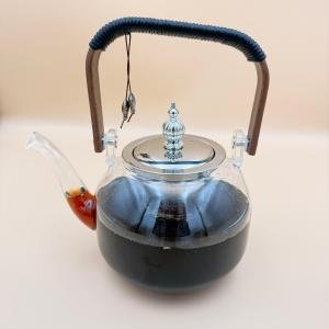 إبريق شاي زجاجي أنيق مع مصفاة فضية ومقبض خشبي