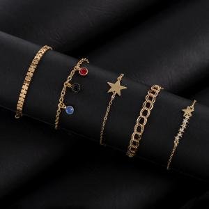 طقم أساور من ثلاث طبقات مع زخرفة حجرية متدلية