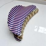 مشبك شعر صدفي مخطط بأسنان ذهبية