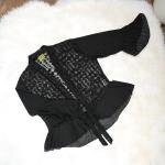 بلوزة دانتيل نسائية سوداء بشيفون شفاف وقصة بيبلوم وأكمام جرس