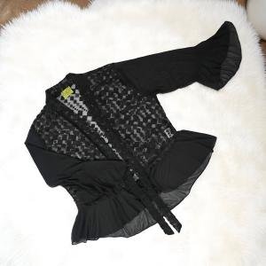 بلوزة دانتيل نسائية سوداء بشيفون شفاف وقصة بيبلوم وأكمام جرس