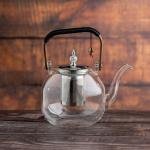 إبريق شاي زجاجي أنيق بمصفاة فضية ومقبض خشبي